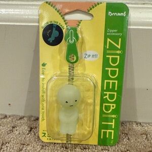 SMISKI mini Dreams Zipperbite Glow-in-the-Dark Zipper Accessory - green